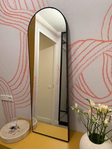 Stijlvolle Spiegel met Zwarte Rand - 120cm beschikbaar voor biedingen