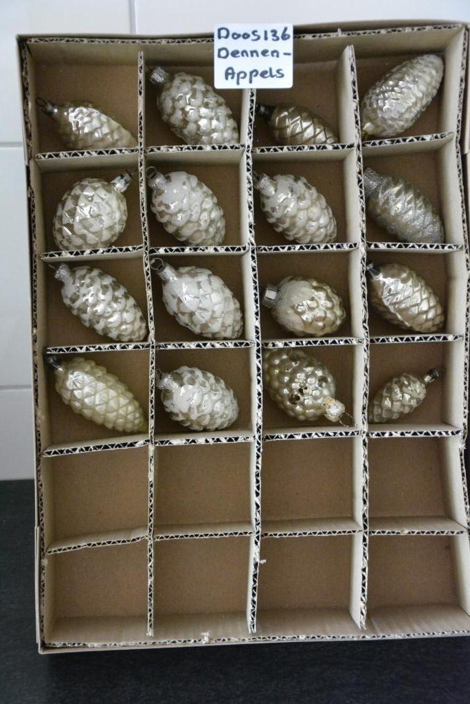 Dennenappels, doos 136, Diversen, Kerst, Gebruikt, Ophalen of Verzenden