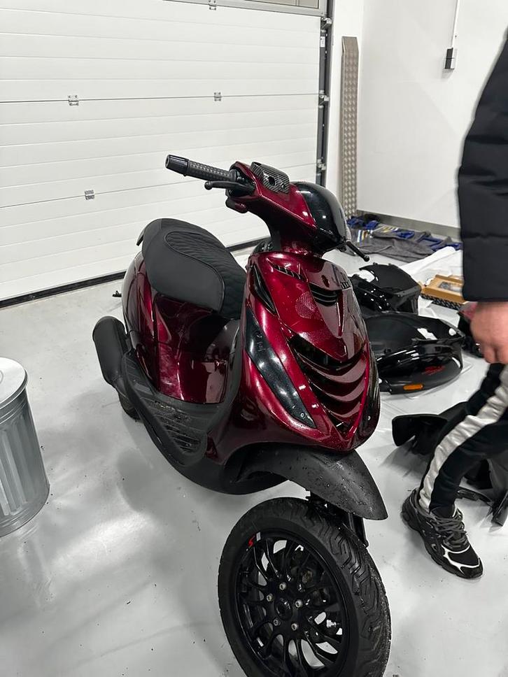 Zip 125cc ac brom, Fietsen en Brommers, Scooters | Piaggio, Zo goed als nieuw, Zip, Maximaal 45 km/u, Tweetakt, Ophalen
