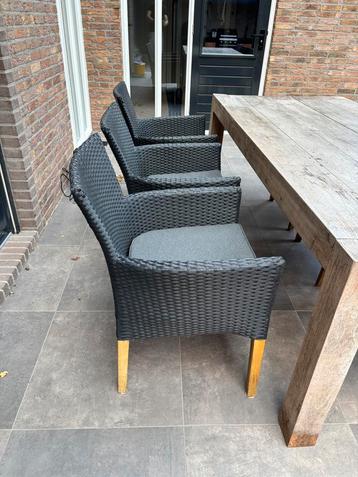 6 tuinstoelen zwart wicker met houten poten beschikbaar voor biedingen