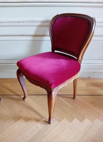 Nieuw beklede antieke stoel. beschikbaar voor biedingen