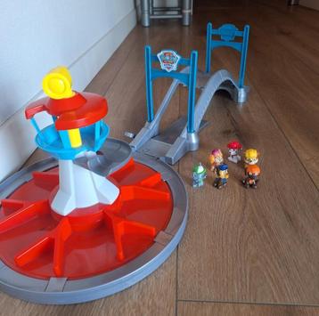 Paw Patrol uitkijktoren met brug en pups beschikbaar voor biedingen