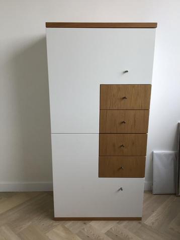 Moderne kast uitgevoerd in wit  en  eiken.