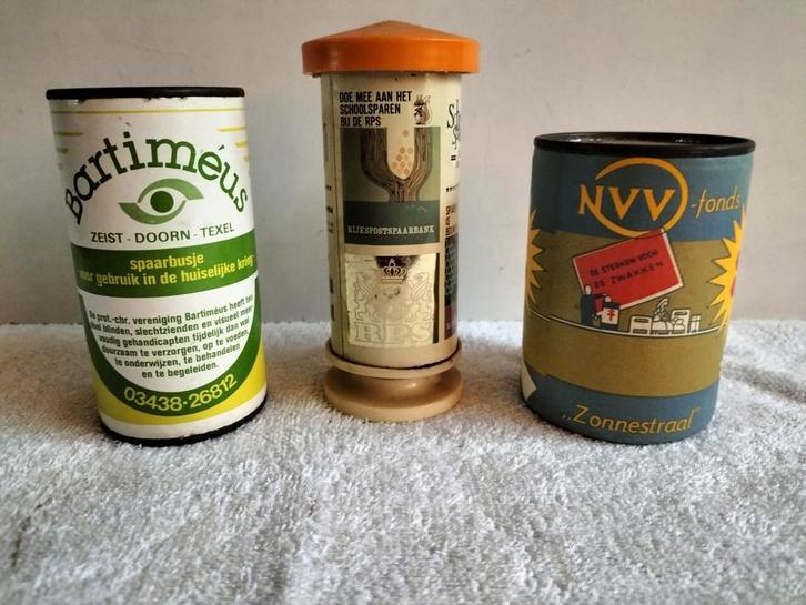 Oude spaarpotjes :1 van blik en  2 van karton, Verzamelen, Spaarpotten, Zo goed als nieuw, Overige thema's, Metaal of Blik, Ophalen of Verzenden