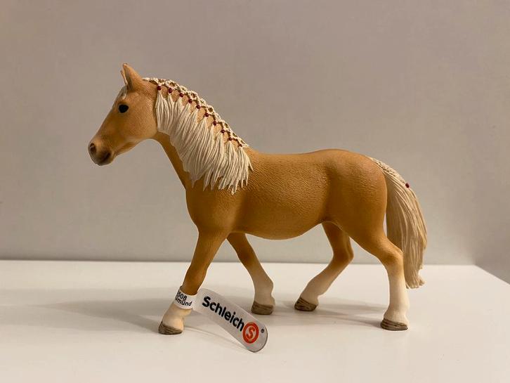 Schleich 13812 Haflinger Merrie met vaan / labeltje, Verzamelen, Dierenverzamelingen, Zo goed als nieuw, Beeldje of Figuurtje