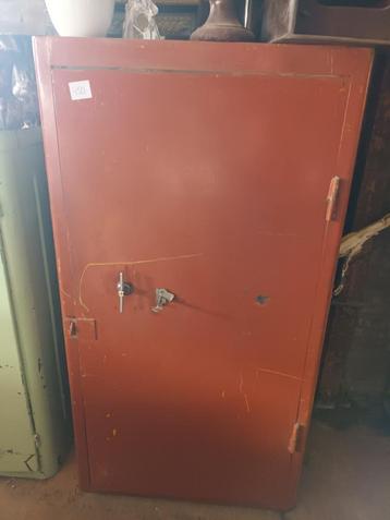 Oude brandkast , kluis , zwart geld kast ,gereedschapskast beschikbaar voor biedingen