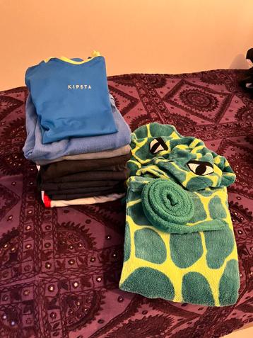 Maat 140: Stapel korte broeken, sportshirt en badjasje