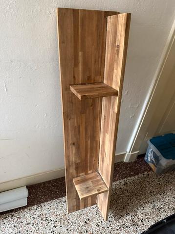 Massief houten wandplank beschikbaar voor biedingen