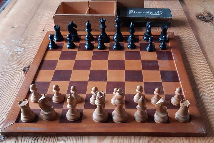 Dam en schaakbord met damstenen en schaakstukken, compleet, Hobby en Vrije tijd, Gezelschapsspellen | Bordspellen, Gebruikt, Een of twee spelers