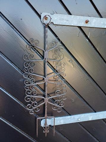 Decoratieve smeedijzeren hanger beschikbaar voor biedingen