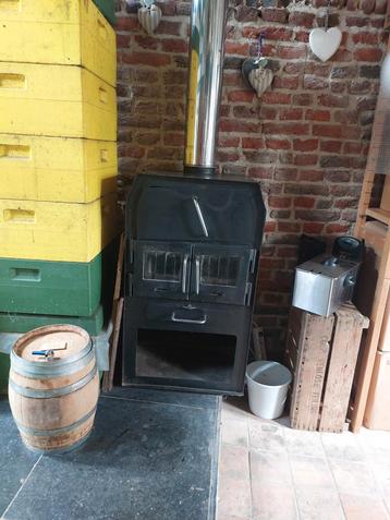 Houtkachel met kleine oven pizza of ovenschotel, brood beschikbaar voor biedingen