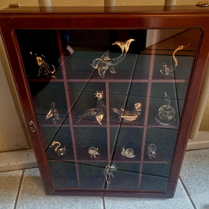 Glazen/Kristallen beeldjes in Houten wand/hang Vitrinekastje, Antiek en Kunst, Antiek | Glas en Kristal, Ophalen of Verzenden