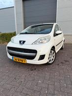 Peugeot 107 1.0 12V 5DR 2011 Wit, Auto's, Peugeot, Voorwielaandrijving, Stof, Zwart, 4 stoelen