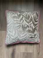 2 RAAF kussens van de Bijenkorf 40x40 en 65x40 zgan Wow!, Ophalen of Verzenden, Zo goed als nieuw, Beige, Rechthoekig