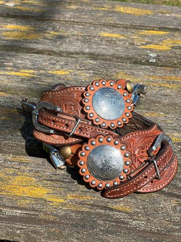 Westernsporen met Show spurstraps beschikbaar voor biedingen