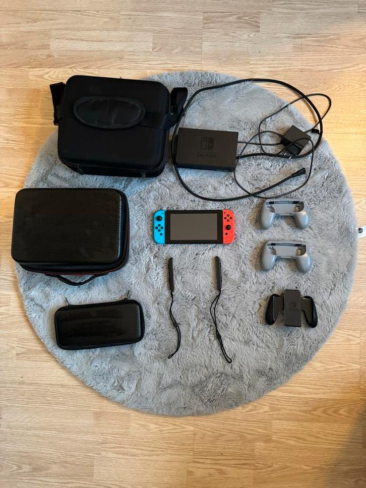 Nintendo Switch Joy-Con Grip met Draagtas, Spelcomputers en Games, Spelcomputers | Nintendo Consoles | Accessoires, Zo goed als nieuw