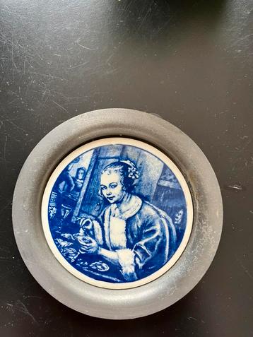 Tinnen wandbordje met keramiek beschikbaar voor biedingen
