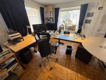 Bureau met conferentietafel, cadhoek en aflegtafel beschikbaar voor biedingen