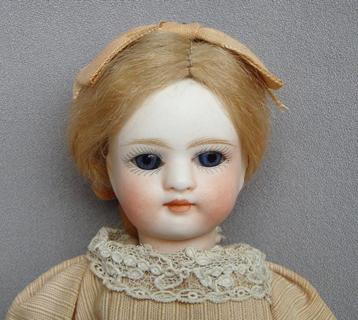 Kleine antieke pop popje met gesloten mond Simon & Halbig beschikbaar voor biedingen