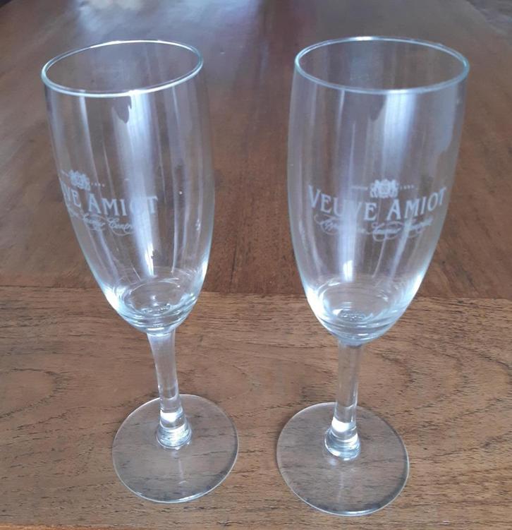 Set van 2 VEUVE AMIOT champagne glazen. Afm. glas Ø 5,5x19,3, Huis en Inrichting, Keuken | Servies, Zo goed als nieuw, Glas of Glazen