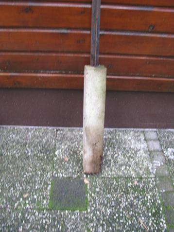 betonnen poer met ijzeren T profiel beschikbaar voor biedingen