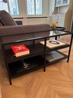 Zwart kastje met glazen blad, Huis en Inrichting, Tafels | Bijzettafels, Ophalen, Minder dan 45 cm, Gebruikt, Glas