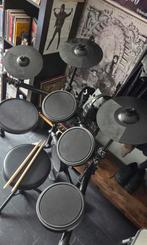 Elektrisch drumstel met koptelefoon en kruk., Muziek en Instrumenten, Drumstellen en Slagwerk, Ophalen, Gebruikt, Overige merken