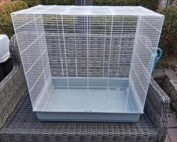 Vogelkooi 50x80 cm en 80 cm hoog Wit En grijze kunstof bak   beschikbaar voor biedingen