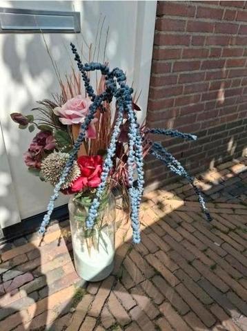 Grote glazen vaas met zijdebloemen.  beschikbaar voor biedingen