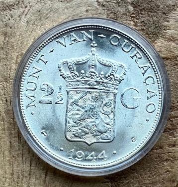 mooie 2,5 gulden 1944 Wilhelmina Curaçao in capsule beschikbaar voor biedingen