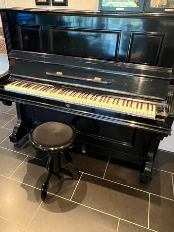 Zwarte hoogglans piano beschikbaar voor biedingen