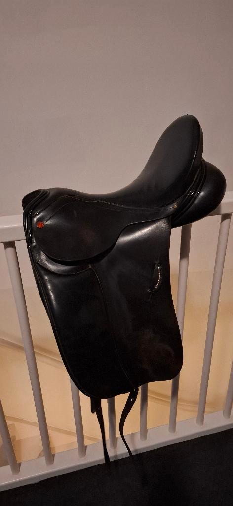 Dressuurzadel Albion SLK, 17 inch incl dekjes en singel, Dieren en Toebehoren, Paarden en Pony's | Zadels, Gebruikt, Dressuur