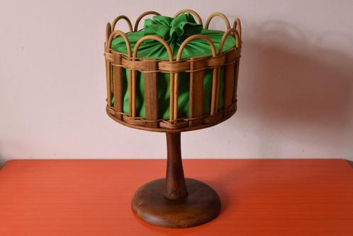 Retro vintage naaimand / naaidoos / opbergmand + houten voet, Hobby en Vrije tijd, Naaien en Fournituren, Gebruikt, Overige typen