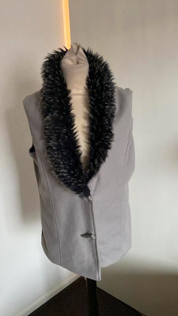 Grijze bodywarmer mt m met top beschikbaar voor biedingen