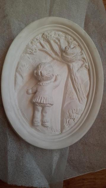 Wandhanger van een meisje bij een boom
Kleur wit
 beschikbaar voor biedingen