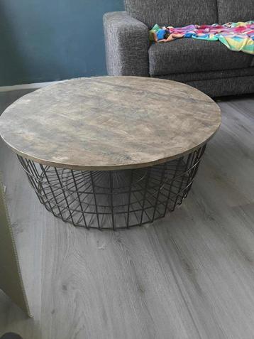 Salontafel met stalen frame en afneembaar houten blad – €15 beschikbaar voor biedingen