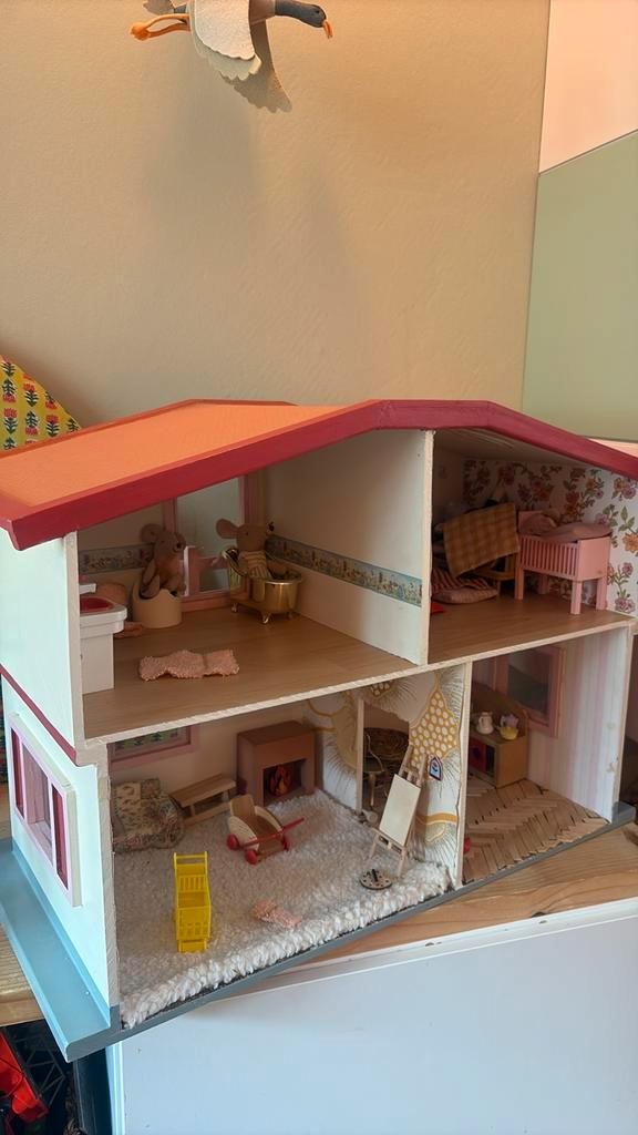 Handgemaakt groot poppenhuis met 3 Maileg, 2 Julia muizen, Kinderen en Baby's, Speelgoed | Poppenhuizen, Zo goed als nieuw, Ophalen of Verzenden