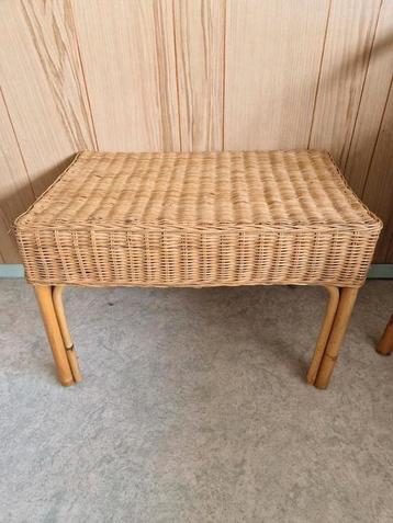 Rieten (bijzet)tafeltje beschikbaar voor biedingen