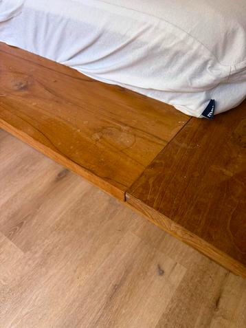 Mooi houten bed beschikbaar voor biedingen