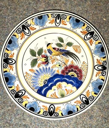 Polychrome bord van Royal Delft  beschikbaar voor biedingen