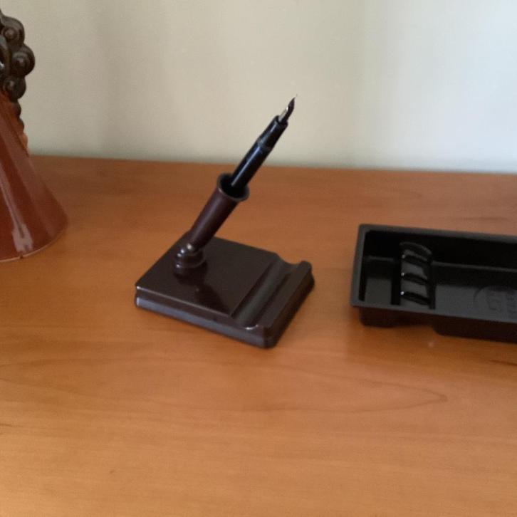 Bakelieten vulpenhouder met vulpen, Verzamelen, Pennenverzamelingen, Vulpen, Overige merken, Ophalen of Verzenden