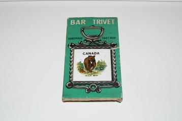 Vintage gietijzeren flesopener met geïntegreerde onderzetter beschikbaar voor biedingen