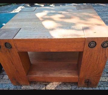 Zware stevige tafel beschikbaar voor biedingen
