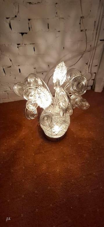 Tafellamp chroom, met aparte bloemen en spiralen beschikbaar voor biedingen