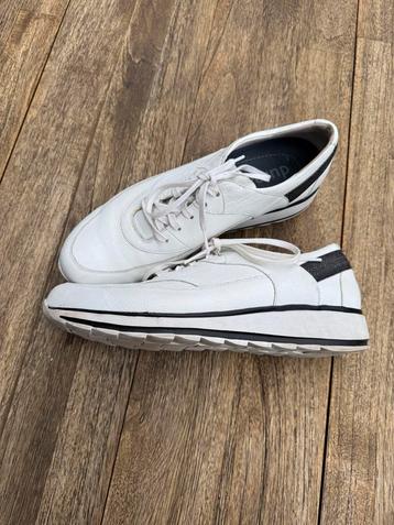 Sneakers van Durea, met zwarte bies, maat 7,5, wijdte E beschikbaar voor biedingen