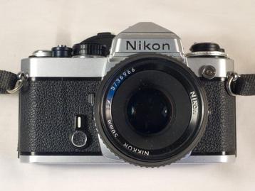 Nikon FE analoge camera en Lenzen