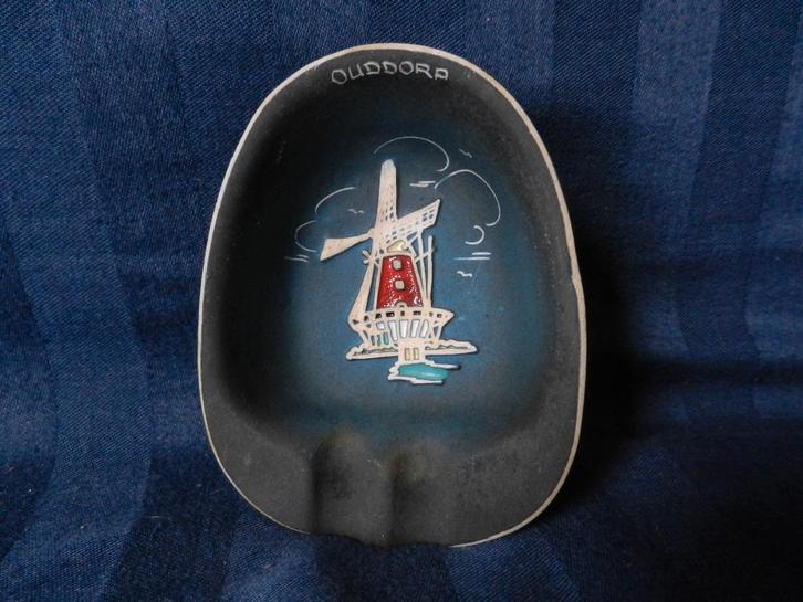 Aardewerk asbakje met molen Ouddorp door l Ancora / De Kroon, Antiek en Kunst, Antiek | Keramiek en Aardewerk, Ophalen of Verzenden