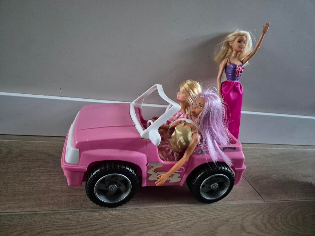 Barbie auto met 3 barbies en kleertjes, Ophalen of Verzenden, Gebruikt, Barbie