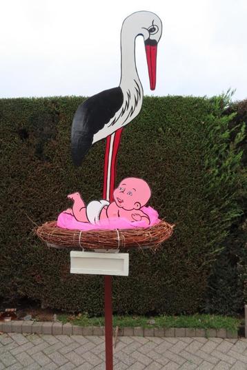 Ooievaar met baby op nest met roze tule, zie keuze. beschikbaar voor biedingen