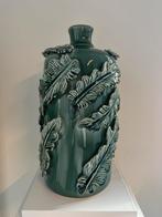 Keramiek vaas groen met bladmotief, Huis en Inrichting, Ophalen, Aardewerk of Porselein, Nieuw, Minder dan 50 cm